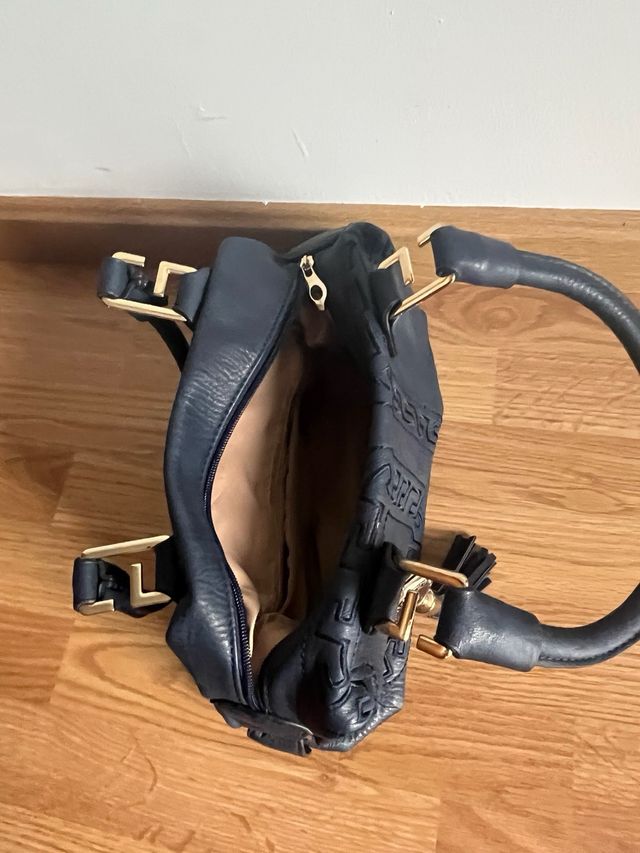 Bolso bandolera azul marino y cartera marrón