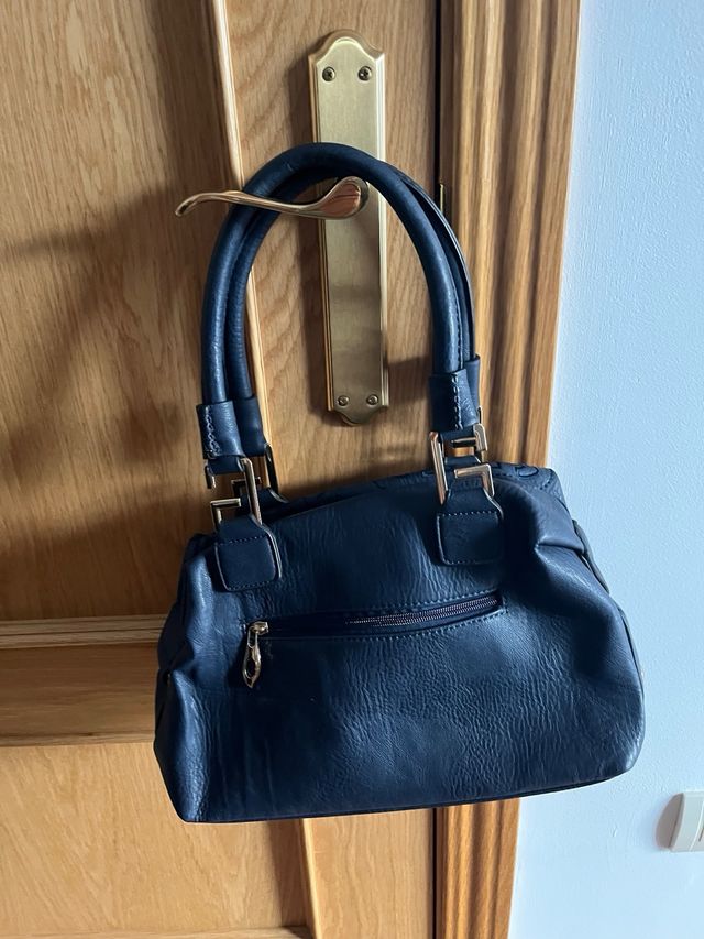 Bolso bandolera azul marino y cartera marrón