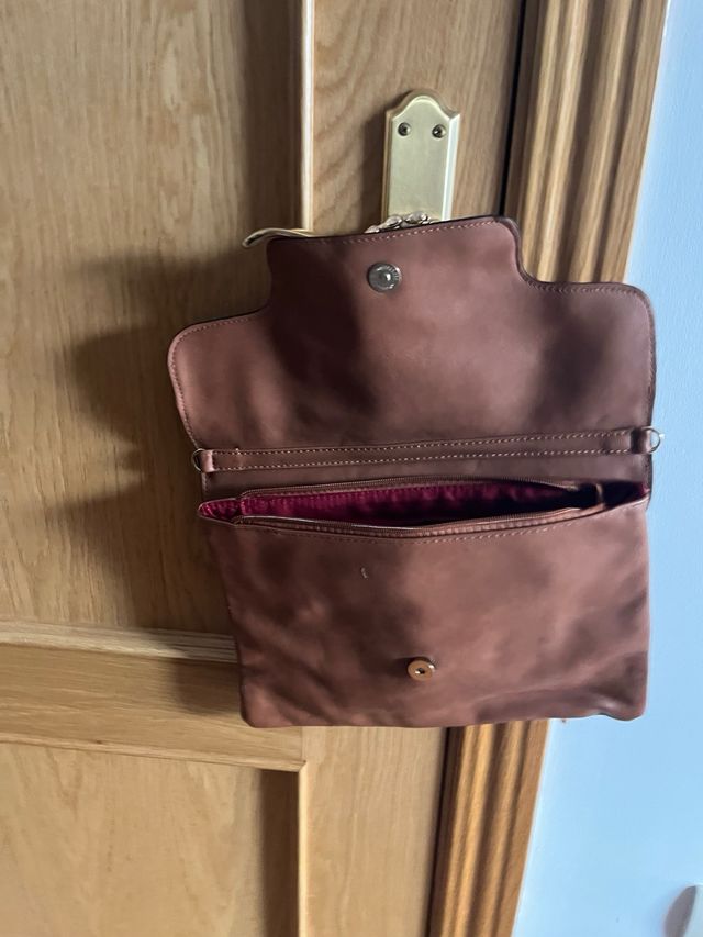 Bolso bandolera azul marino y cartera marrón