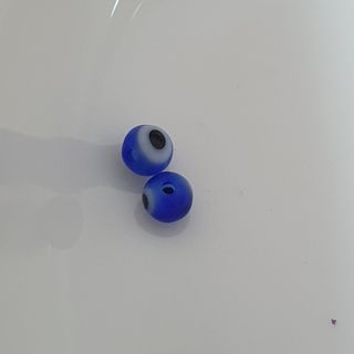 Abalorios morados y plateados