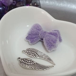 Abalorios morados y plateados
