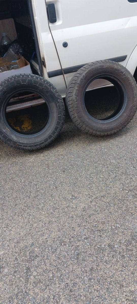 Neumáticos furgoneta usados 2 neumáticos 60 euros