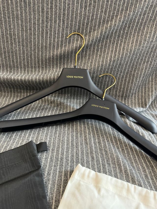 2 cabides Louis Vuitton + 2 capas contra poeira Gucci e