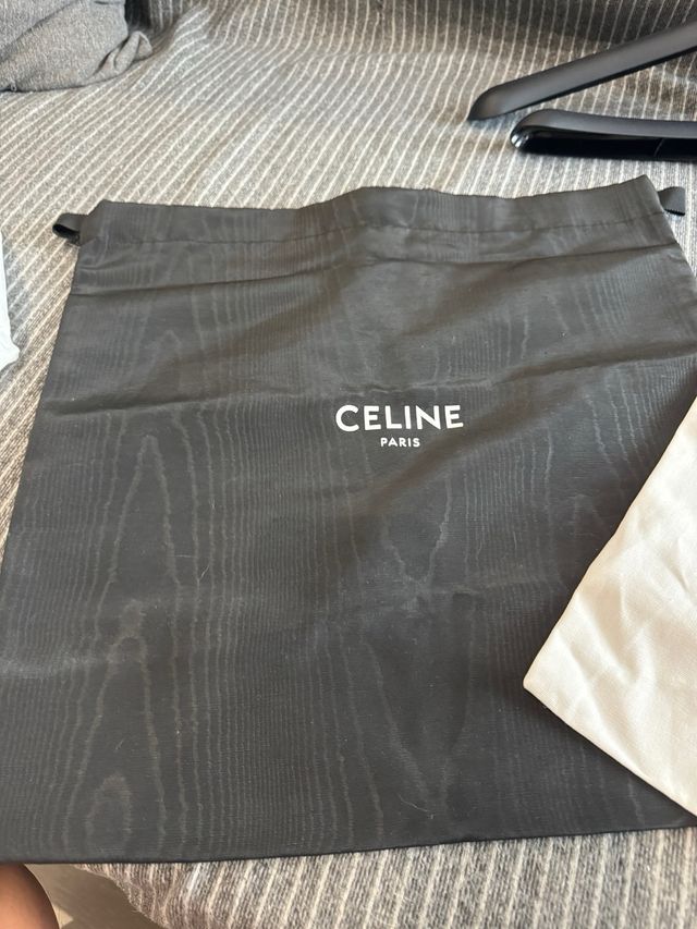 2 cabides Louis Vuitton + 2 capas contra poeira Gucci e