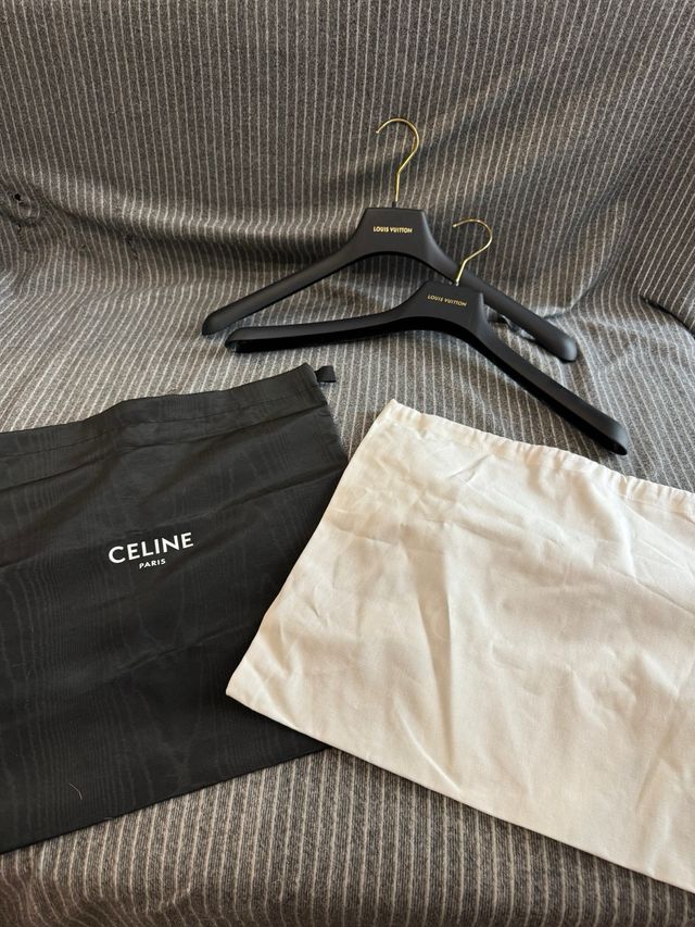 2 cabides Louis Vuitton + 2 capas contra poeira Gucci e