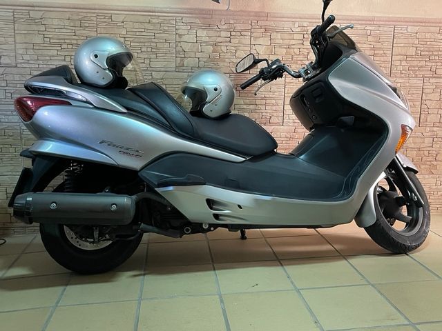 Honda Forza 250 cc.