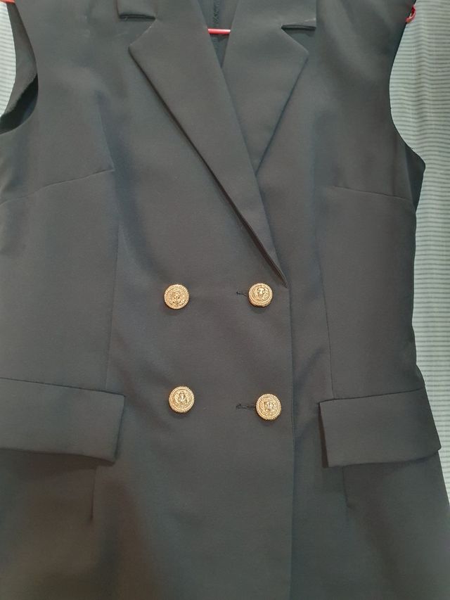 Mono negro elegante. Pantalón y chaleco.