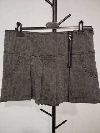 Minifalda grisy negra plisada con bolsillos
