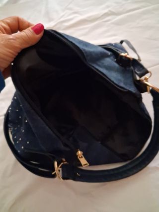 Borsa  a mano e tracolla blu con borchie