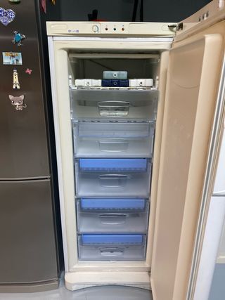 Congelador vertical Indesit