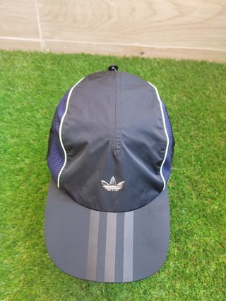 Gorra Adidas negra y azul