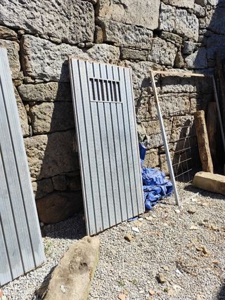 2 Puertas metálicas antiguas.A recoger en domicili