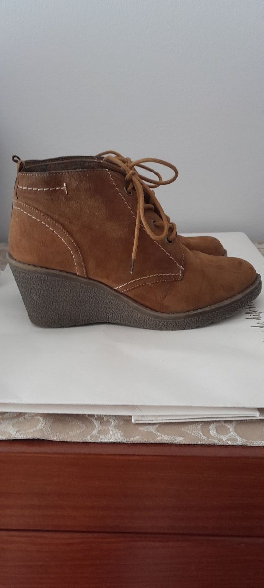 Botins camurça castanhos claros - Tam 36.
