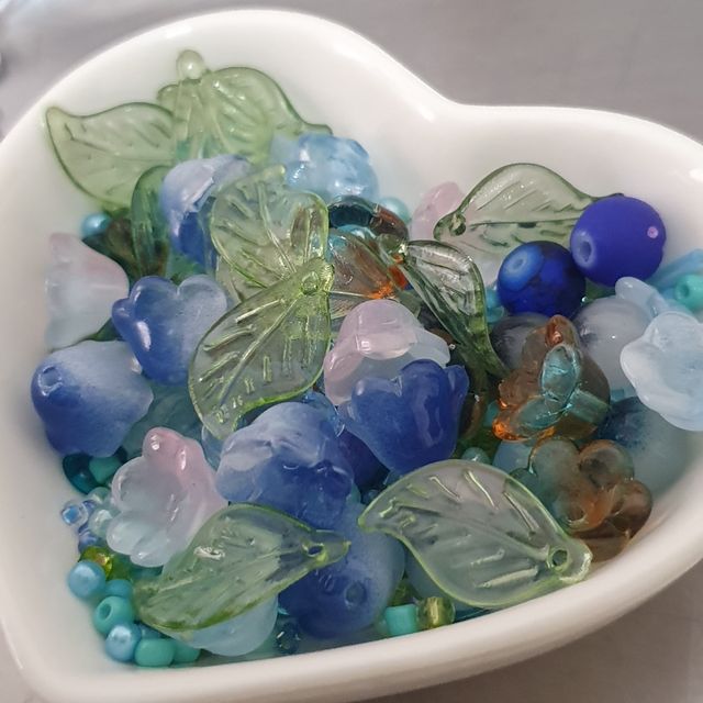 Abalorios azules y verdes. flores y hojas 