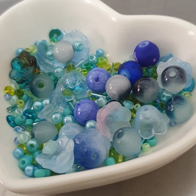 Abalorios azules y verdes. flores y hojas 