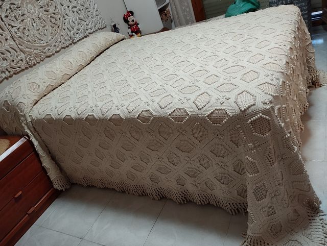 Colcha artesanal algodón beige crochet cama 135 cm