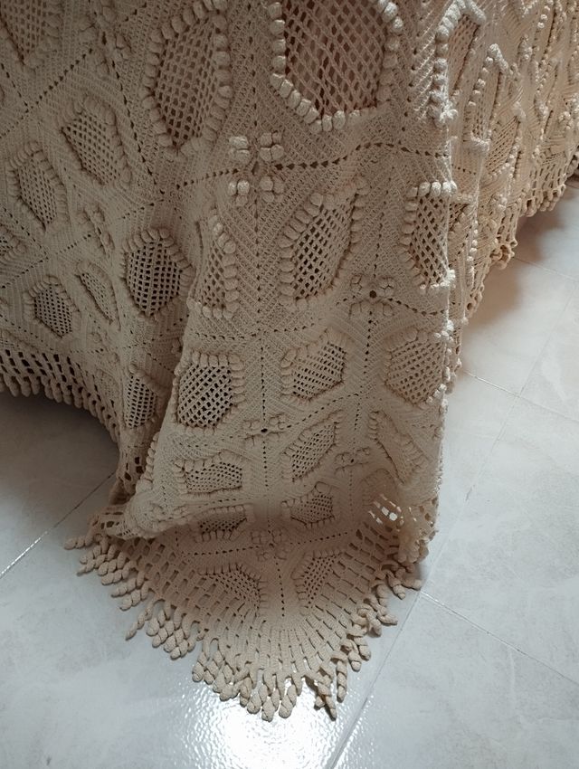 Colcha artesanal algodón beige crochet cama 135 cm