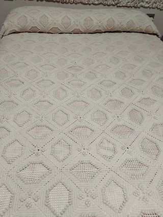 Colcha artesanal algodón beige crochet cama 135 cm