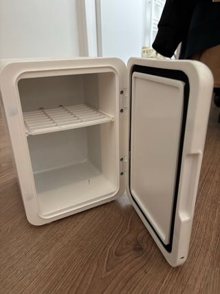 Nevera mini para maquillaje con capacidad de 4L