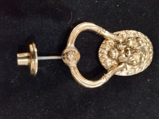 Aldaba dorada cabeza de león