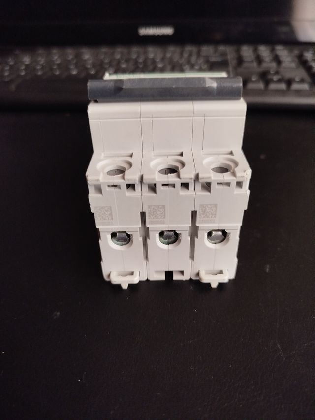 Interruptor Schneider Electric C60N 3P 10A