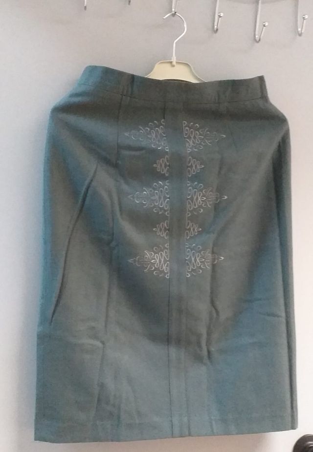 Falda midi gris con bordado decorativo