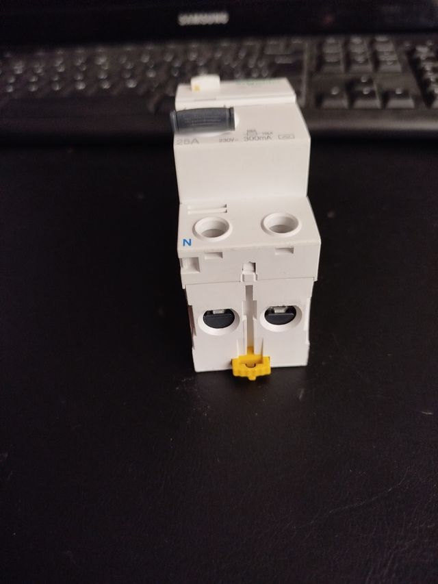 Interruptor Diferencial Schneider 25A - 300mA.