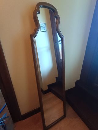 Espejo antiguo de madera marrón