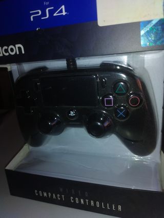 Mando Nacon PS4 (PlayStation 4) - Con Cable