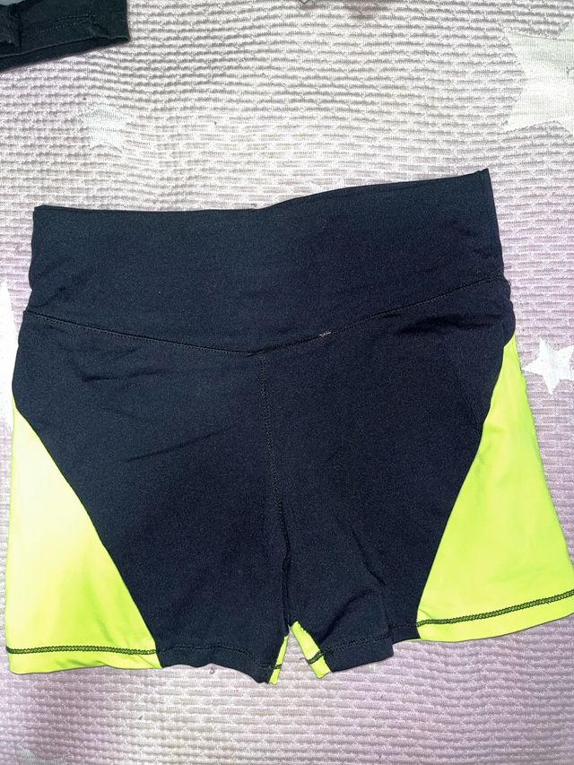 Shorts deportivos negros y amarillos