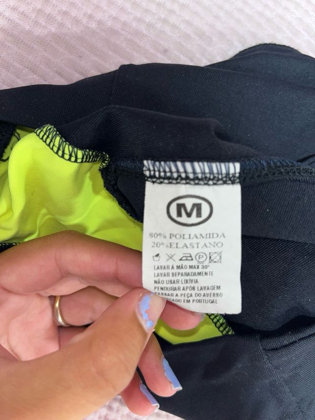 Shorts deportivos negros y amarillos