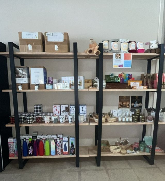 Estantes industriais: madeira maciça