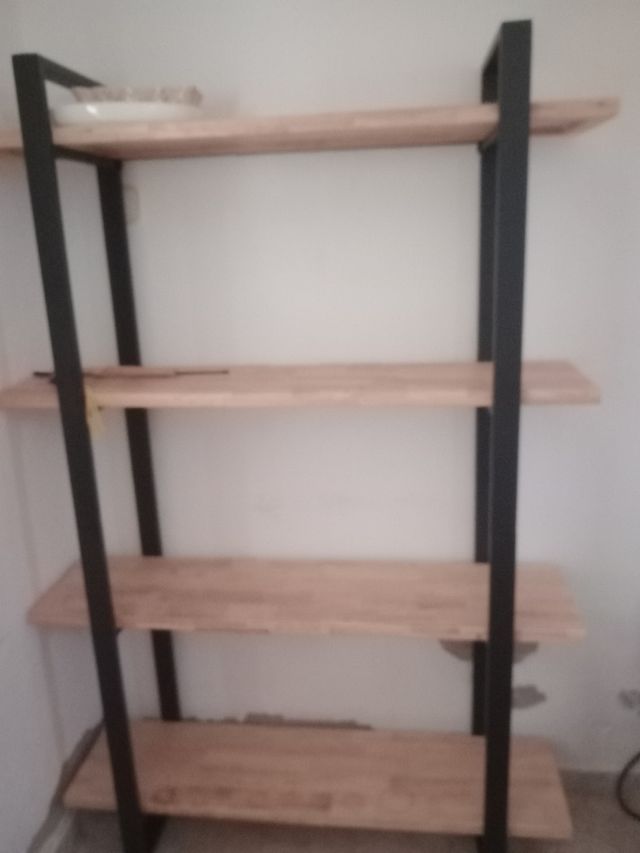 Estantes industriais: madeira maciça