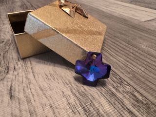 Colgante Cruz de Swarovski azul y morado