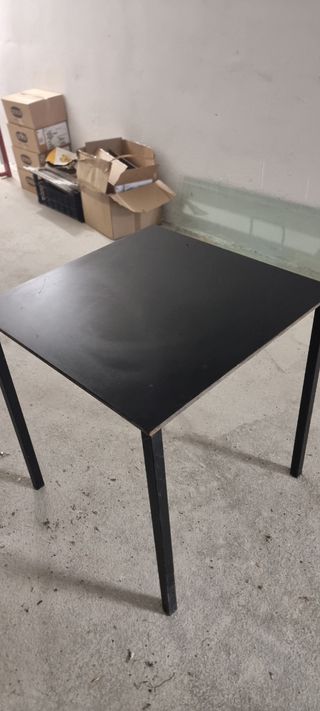 Mesa negra metal y madera. Ideal bar/terraza