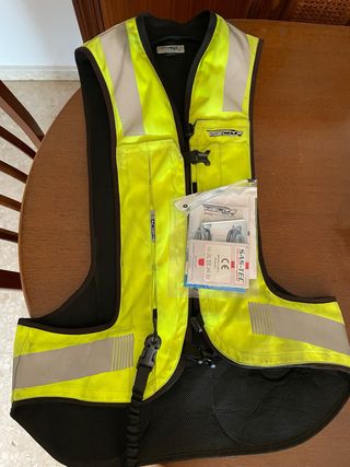 Chaleco airbag Helite Turtle de color amarillo