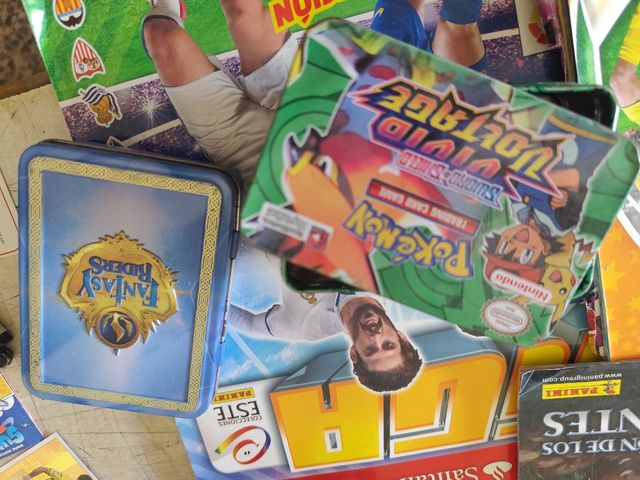 Lote cromos: fútbol, Fantasy Riders, Pokémon