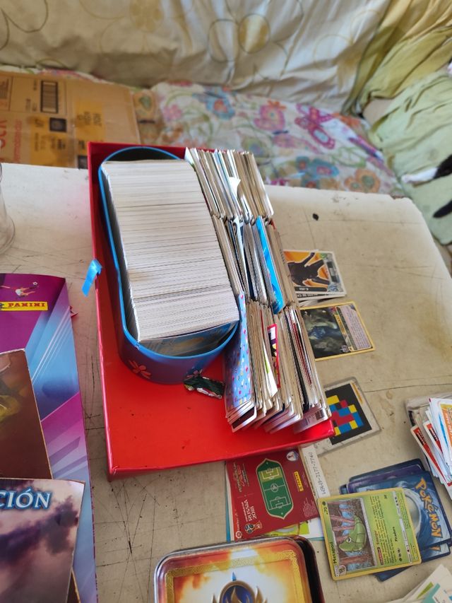 Lote cromos: fútbol, Fantasy Riders, Pokémon