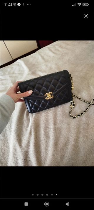 Bolso bandolera negro acolchado