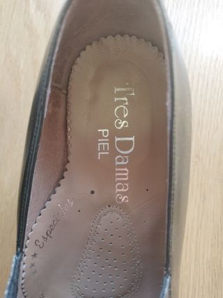 Zapatos negros piel tacón bajo