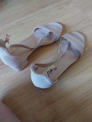 Sandalias beige tacón medio 