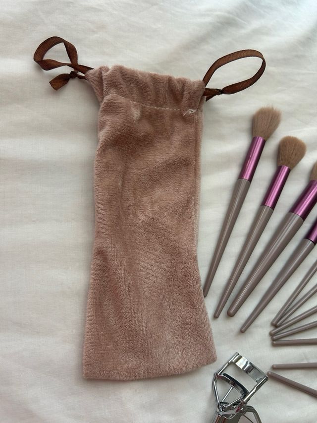 Brochas maquillaje + rizador pestañas