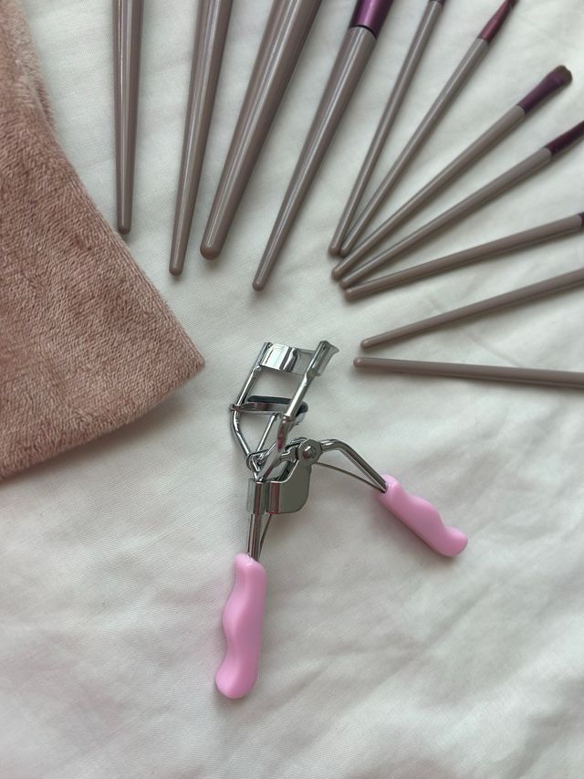 Brochas maquillaje + rizador pestañas