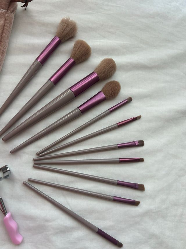 Brochas maquillaje + rizador pestañas