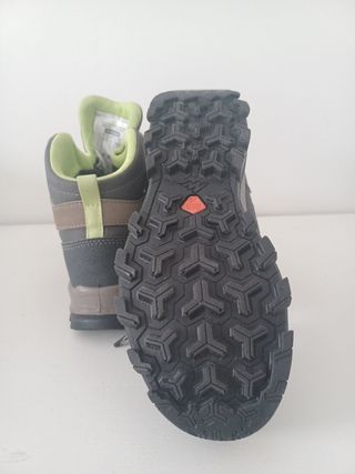 Botas montaña niño Quechua gris-verde. 