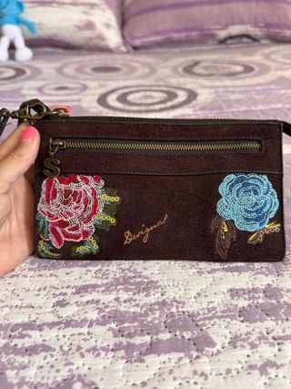 Monedero Desigual marrón con flores