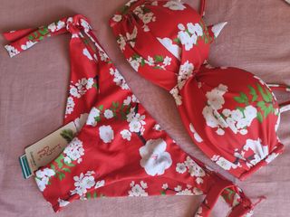 Bikini rojo - Flores blancas