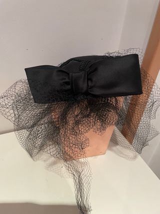 Gorra negra con velo
