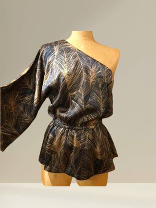 Blusa asimétrica hombro descubierto. Peplum.T-S