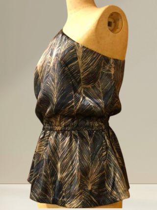 Blusa asimétrica hombro descubierto. Peplum.T-S